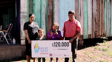 Feliz la familia ganadora del premio inclusivo del IPLYC