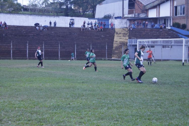 Doble festejo para el fútbol femenino de AEMO en la Liga Regional Obereña