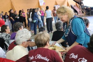 El programa “Mateando con abuelos” llegó a Oberá, y se disfrutó de una tarde llena de color