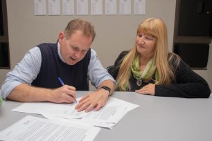 Behler firmo convenio con Federación de Colectividades