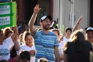 Masivo acompañamiento de la gente al candidato Pablo Hassan