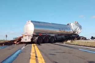 Un camión que trasportaba combustible y otro que llevaba madera chocaron de frente sobre la ruta 14