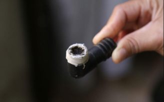 Qué es la “pedra”, la poderosa droga de Brasil que hace estragos en el norte de Misiones