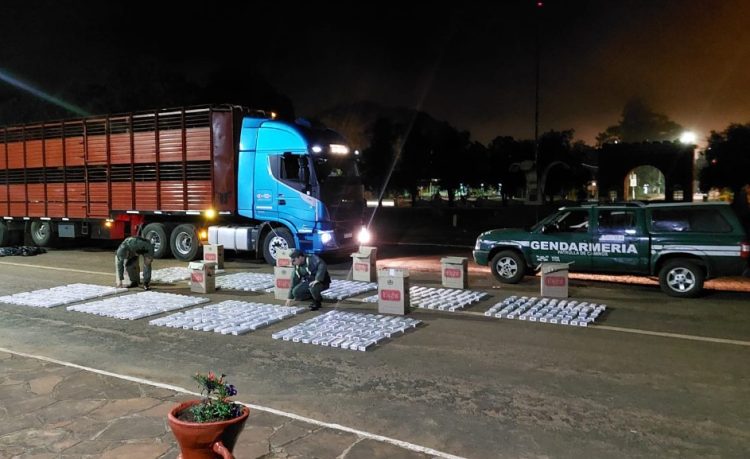 Gendarmería incauto un camino con una carga de contrabando de cigarrillos y 4 millones de pesos