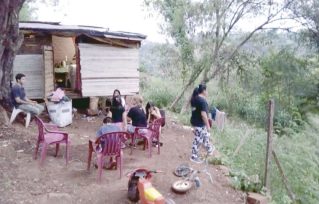 Con 18 años se hizo cargo de sus hermanos, una situación de extrema vulnerabilidad no reciben ningún tipo de beneficio social