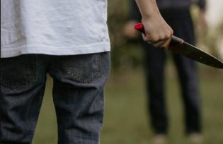 Fue internada una mujer que sufrió varias apuñaladas en el cuello, la policía busca a su ex pareja