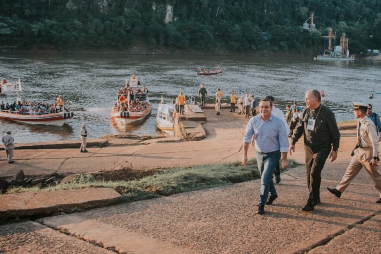El gobernado Herrera Ahuad acompañó a la comunidad de las cataratas en la peregrinación náutica por el Río Iguazú