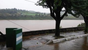 Dos jóvenes que estaban contrabandeando cayeron al agua en un operativo donde la Policía Militar intento intercedió
