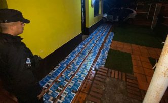 Incautaron un auto cargado con casi 3 mil atados de cigarrillos y detuvieron a dos hombres