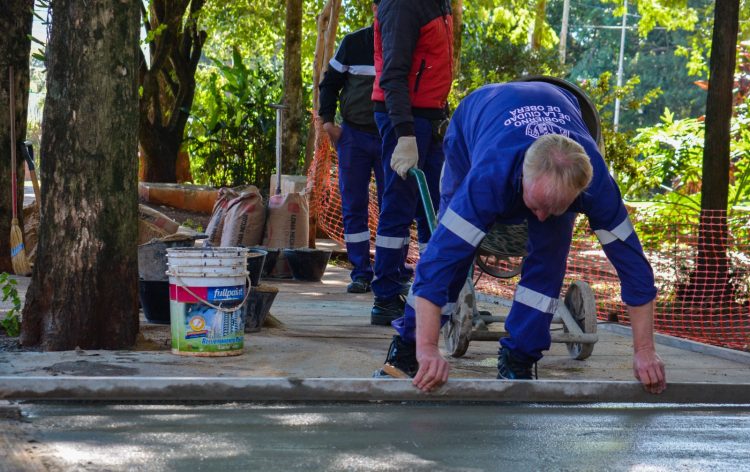 OBERÁ: Construcción de veredas y senderos en espacios públicos 