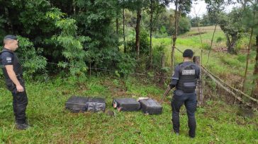 Una patrulla policial incautó cigarrillos de contrabando escondidos en el monte