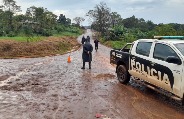 SAN VICENTE: Una mujer de 23 años fue hallada son vida con marcas en el cuello, al costado de la Ruta Provincial 13