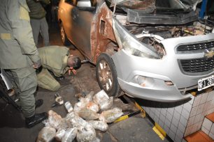 Gendarmería incautó 17 kilos de marihuana escondidos dentro de un automóvil en Villa Olivari