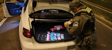 En un control un hombre intento sobornar a los gendarmes, hallaron un bolso con numerosas tarjetas de débito