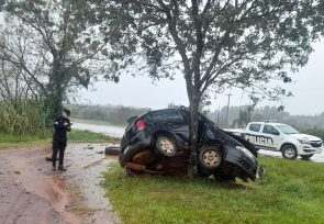 GUARANÍ: Un automóvil con tres ocupantes despistó sobre la ruta 14 y terminó impactando contra un árbol