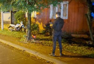 OBERÁ: Motociclista fuera de control terminó dentro de una propiedad por calle Santiago del Estero y resultó lesionado