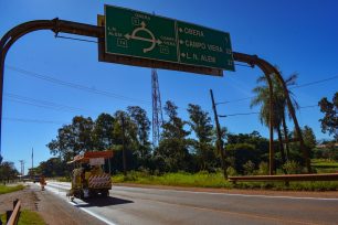 Seguridad vial en Oberá trabaja en la demarcación de calzadas, en la Av. Berrondo, solicitamos a conductores transitar con precaución