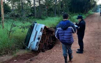 OBERÁ: Un joven despistó con su combi y terminó dentro del desagüe