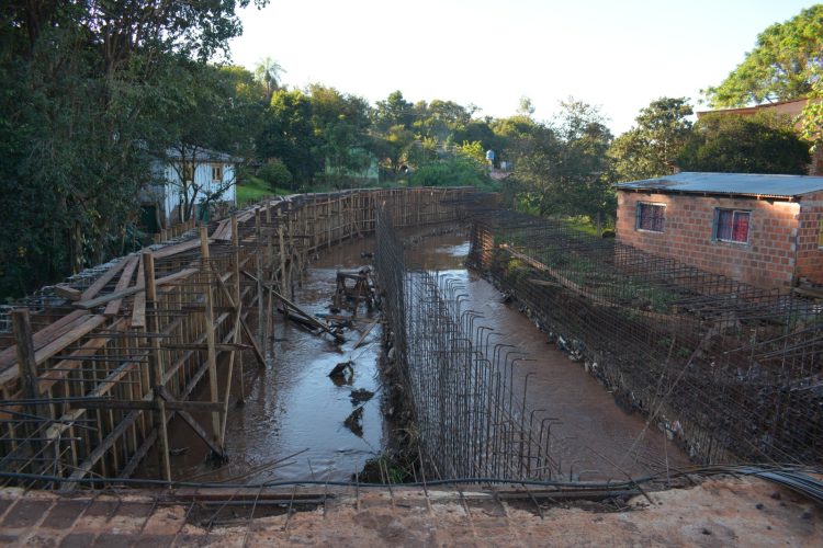 OBERÁ: Obra Saneamiento A. Mbotaby (canalización)