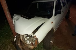 OBERÁ: Un conductor de una camioneta chocó contra un poste de luz