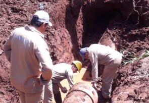 Trabajan en la reparación de un caño roto en el Bº Cien Hectáreas de Oberá