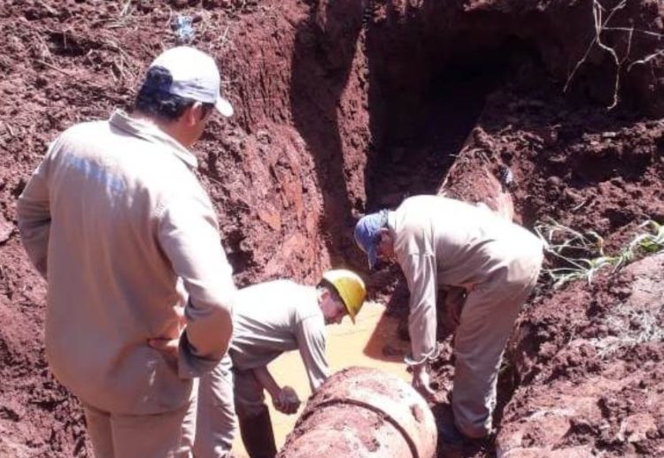 Trabajan en la reparación de un caño roto en el Bº Cien Hectáreas de Oberá