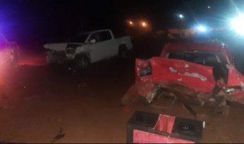 Llevaban cigarrillos de contrabando y chocaron contra un vehículo estacionado, fueron detenidos