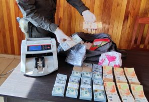 En un control en San Vicente, gendarmería incautó 80 mil dólares sin aval legal ocultos dentro de un bolso