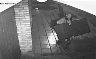 OBERÁ: Entró a robar a una casa cuando los dueños dormían fue captado por las cámara y esta siendo buscado