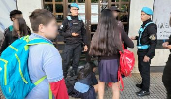 POSADAS: Alumnas del secundario se agarraron a golpes en la Plaza San Martín, tubo que intervenir la policía