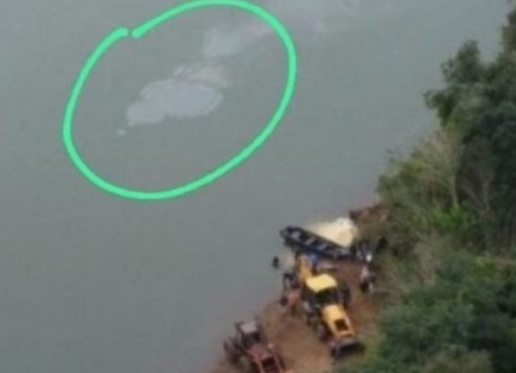Un camión de Prefectura Naval Argentina cargado con soja cayo en aguas del río Uruguay