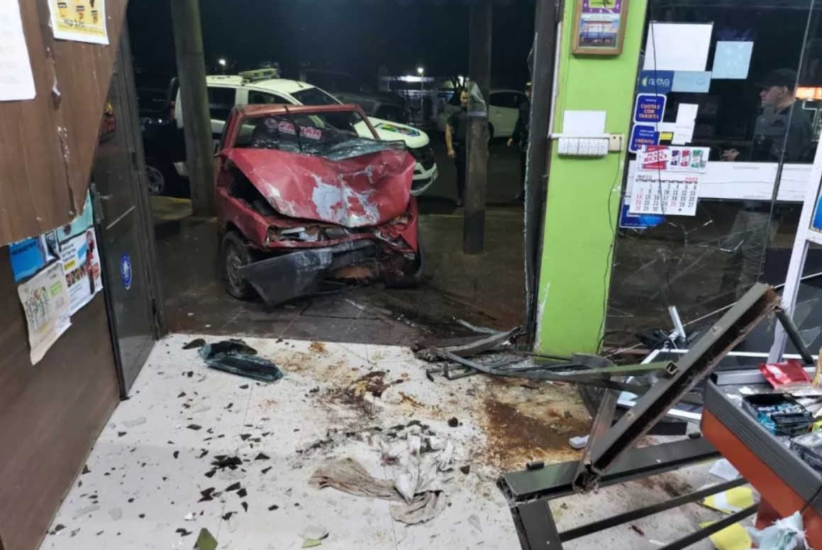 SAN VICENTE: Un conductor perdió el control y choco destruyendo un supermercado del centro