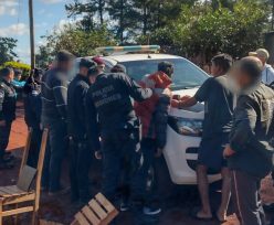 Dos jóvenes intentaron incendiar un automóvil, quedaron registrados en las cámaras y la policía los demoró