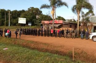 La policía llevo a perros entrenados para rastrillar la donde apareció la moto de Pedro Wojtowicz