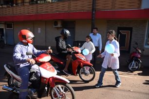 OBERÁ: Estudiantes de la escuela N°305 concientizaron a peatones y automovilistas sobre seguridad vial