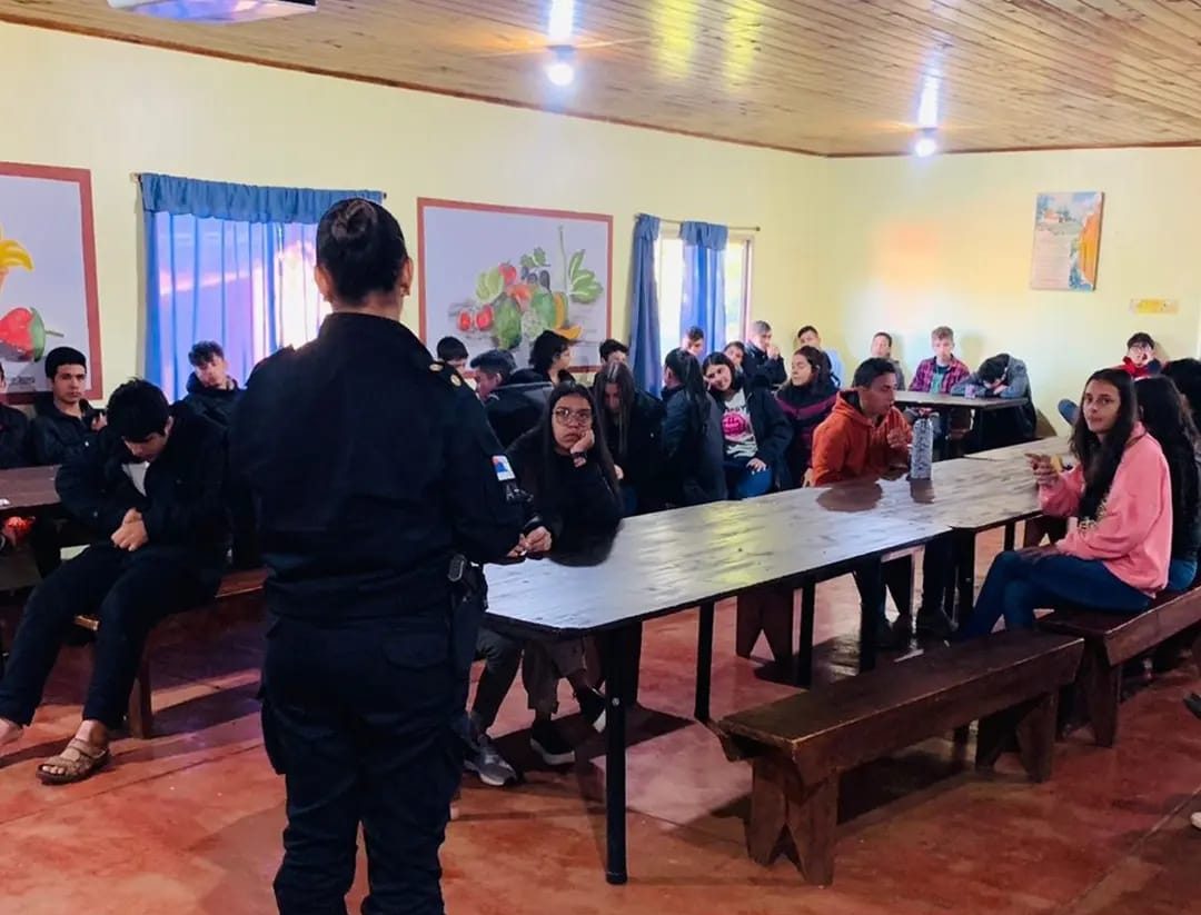 Especialistas de la Policía brindan herramientas a los jóvenes para prevenir situaciones de riesgo en las redes sociales