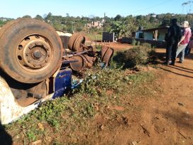 Conductor de un camión despistó y volcó en Oberá