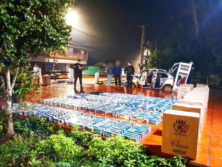 La Policía persiga un auto que llevaba contrabando de cigarrillos valuado en más de 5 millones de pesos