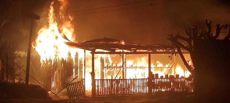 Se incendió y se destruyó por completo una vivienda familiar en el Km 2 de Panambí