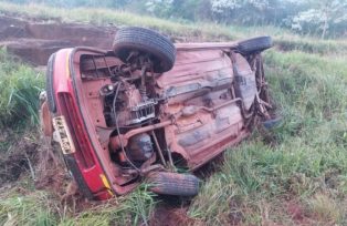 OBERÁ: Automovilista salió ileso tras despiste y vuelco sobre ruta 14