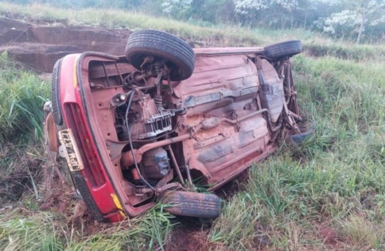 OBERÁ: Automovilista salió ileso tras despiste y vuelco sobre ruta 14