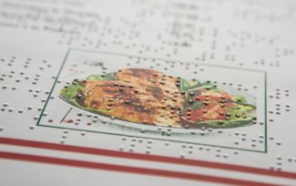 Menús de restaurantes, bares, buffets, heladerías en braille, la reciente modalidad de un proyecto misionero