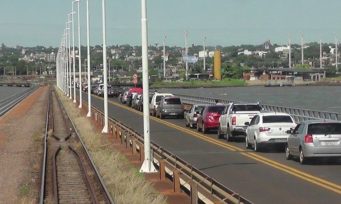 Conflictos en el Puente Internacional San Roque por falta de controles en las largas filas, desde Encarnación hacia Posadas