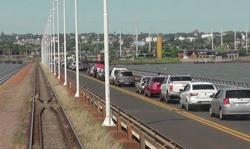 Conflictos en el Puente Internacional San Roque por falta de controles en las largas filas, desde Encarnación hacia Posadas