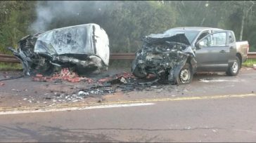 Grave accidente en la ruta 12 donde dos autos chocaron y se incendiaron, hay dos víctimas fatales