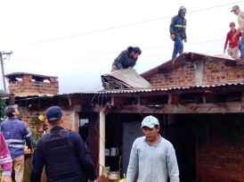 La Policía junto a otros organismos asistieron a vecinos afectados por las situaciones climáticas