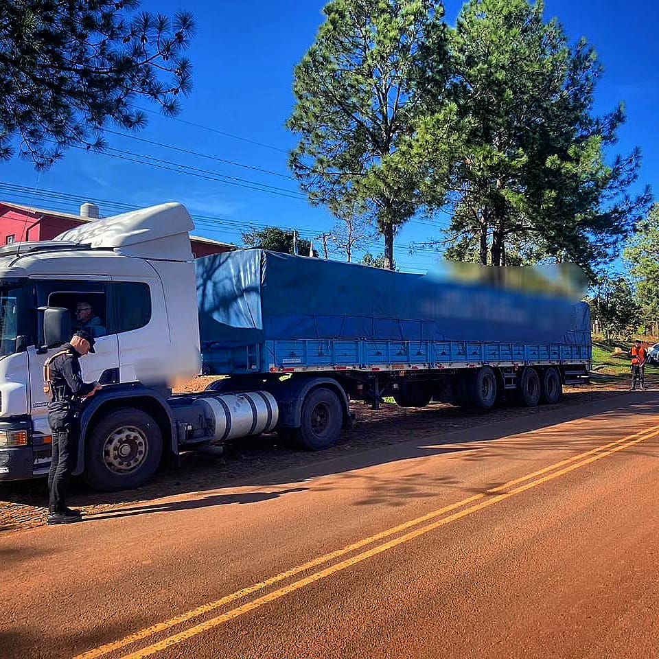 La policía decomisó casi 2 millones de kilos de granos, uno de los camioneros intento coimear a los oficiales