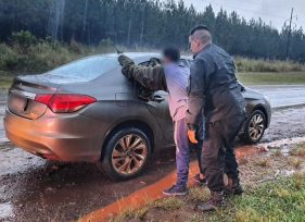 Rápido accionar policial dio como resultado la captura de dos delincuentes que habían robado un taxi en el Eldorado