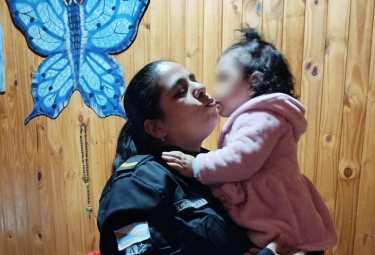 Una Sargento de Policía le salvó la vida a una beba de 18 meses que no podía respirar