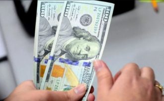 Una mujer vendió un celular y le pagaron con 200 dólares falsos